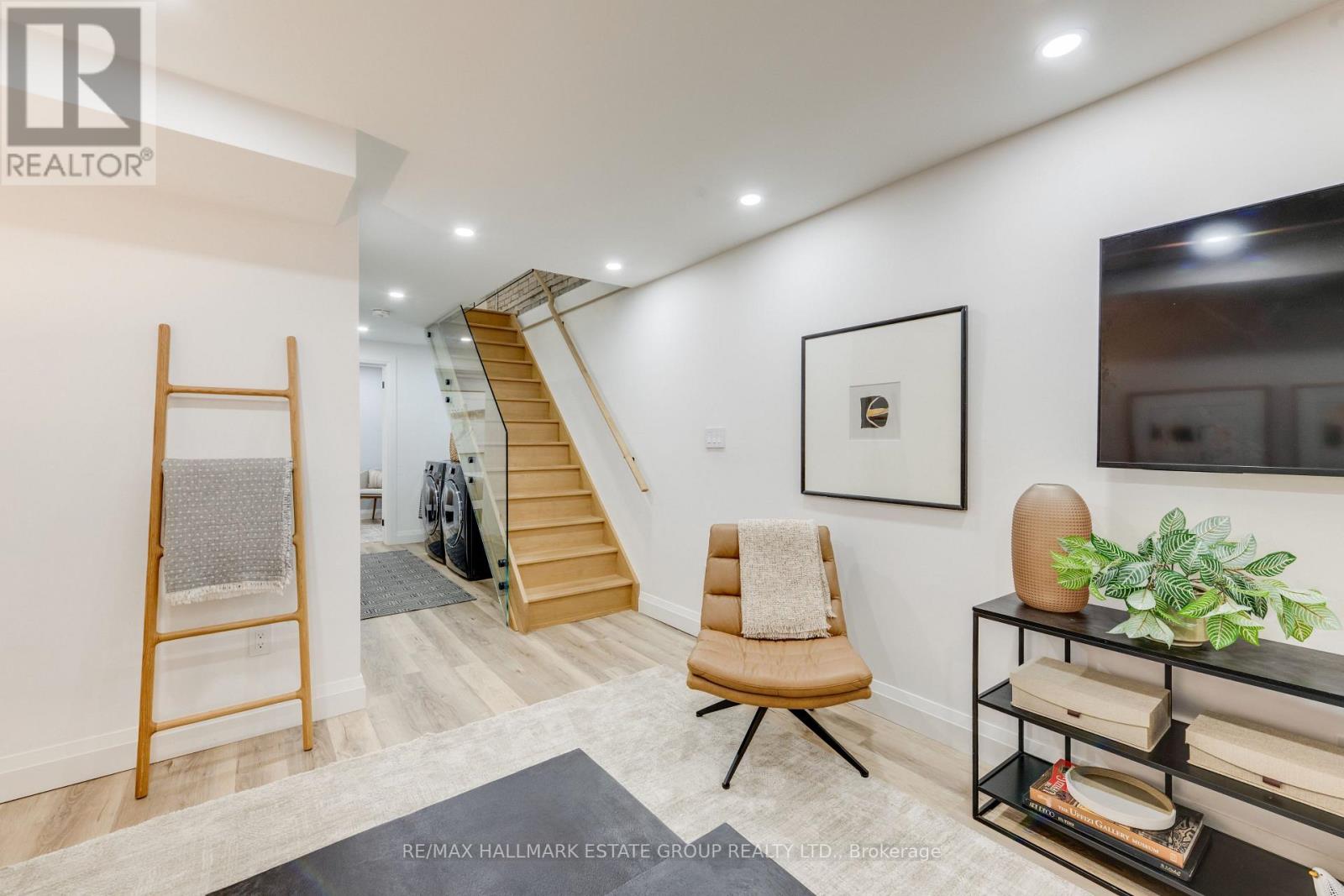 664 RHODES AVENUE - Image 35