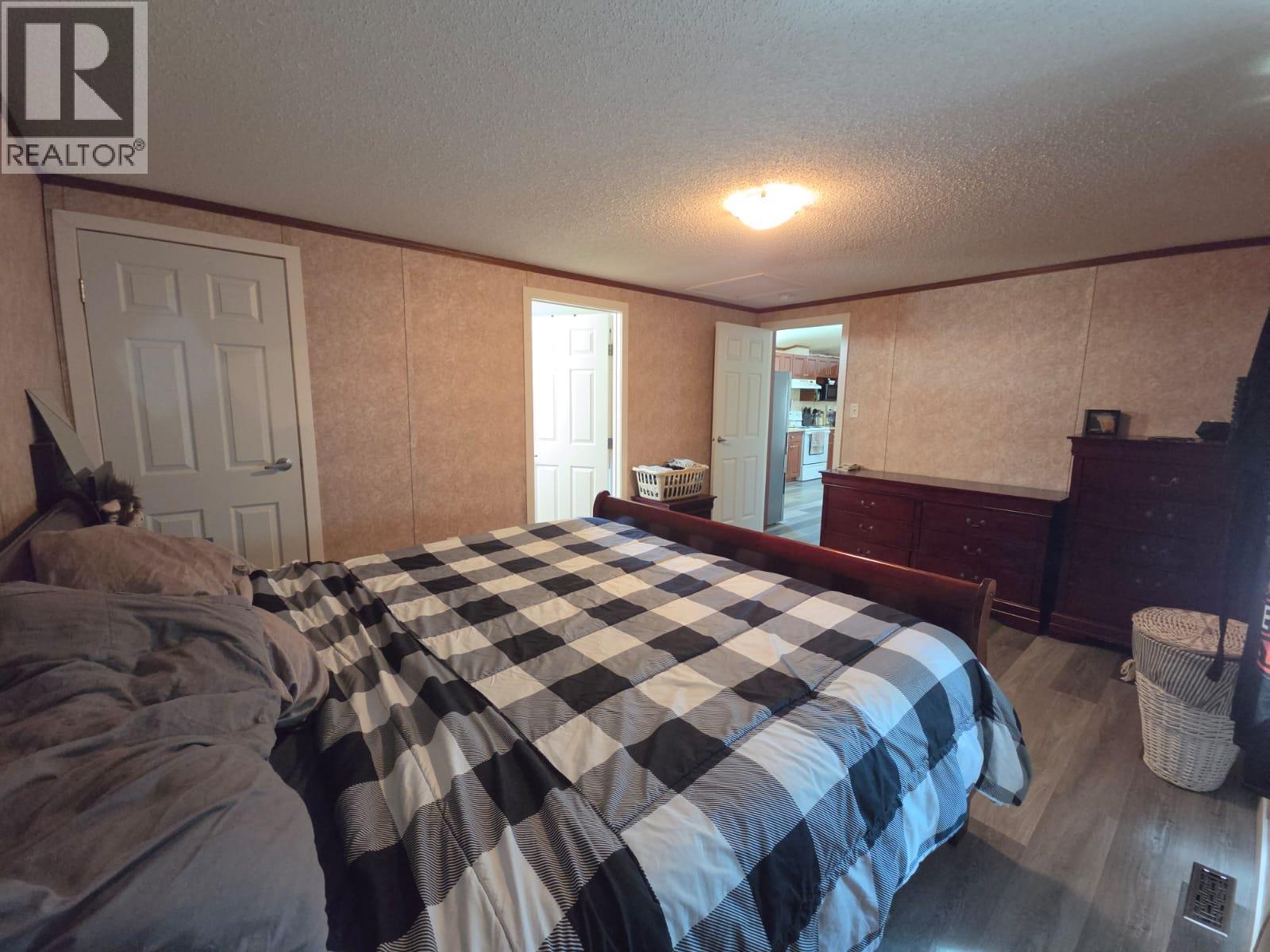 5277 45 Street SE - 9