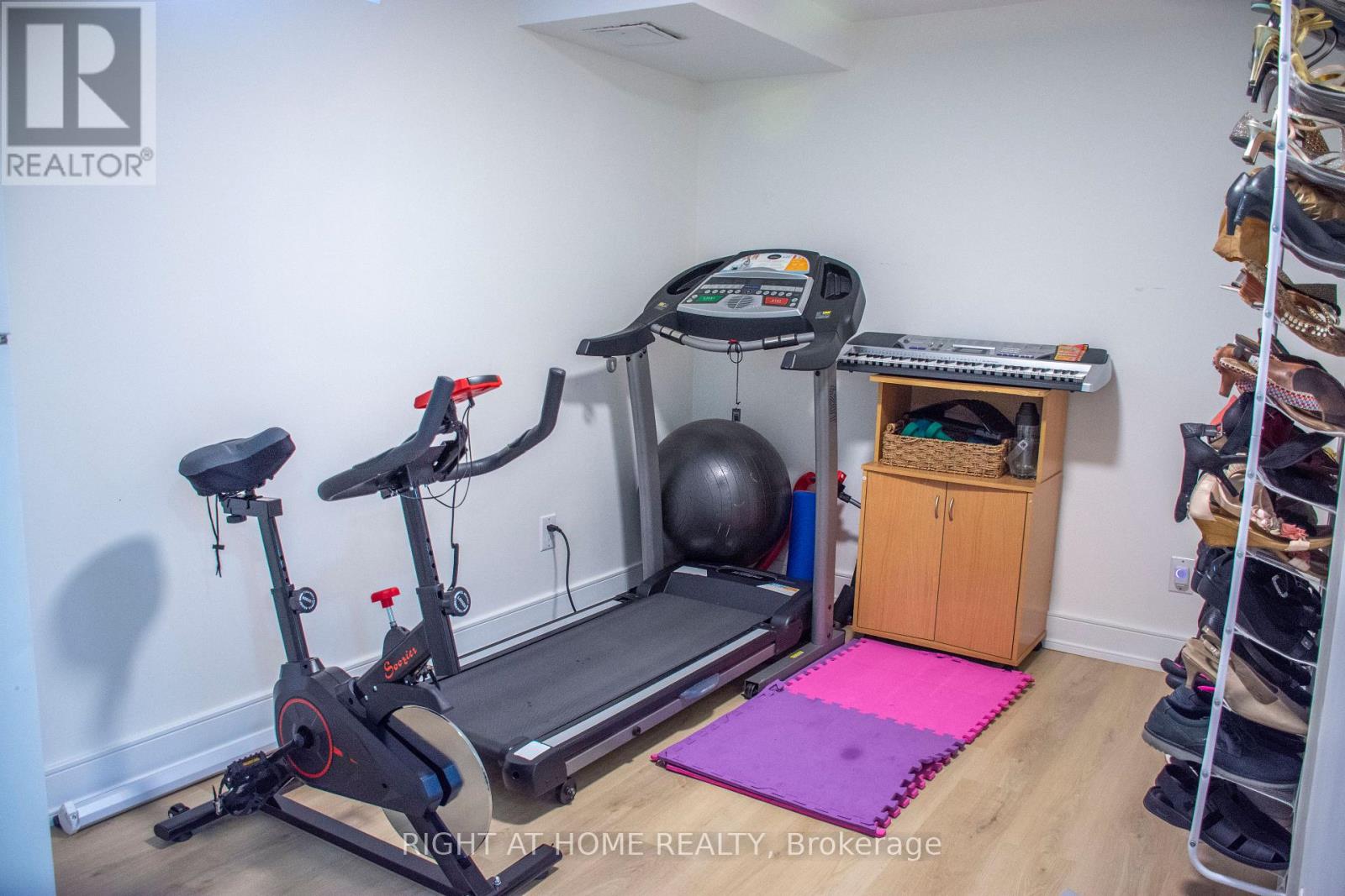 24 ARISTOTLE DRIVE E - 23