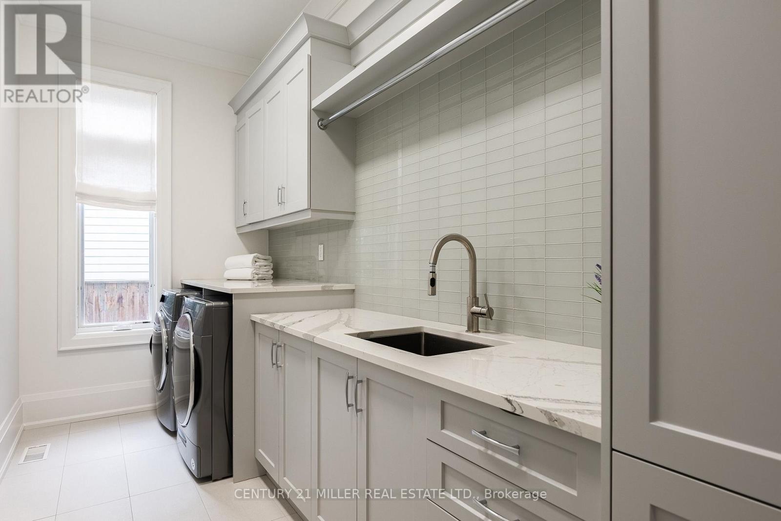 2458 MEADOWOOD CRESCENT - 22