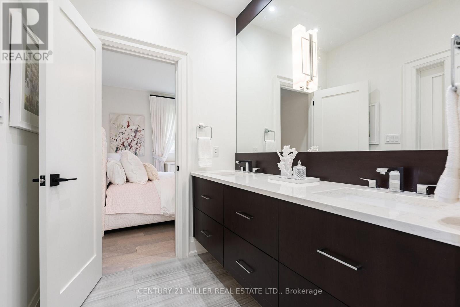 2458 MEADOWOOD CRESCENT - 34
