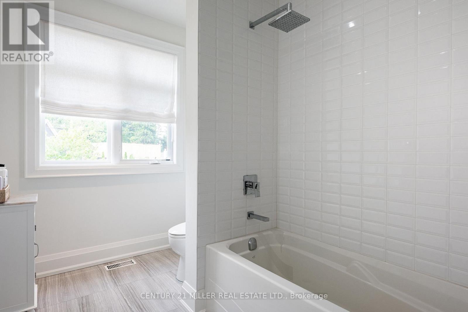 2458 MEADOWOOD CRESCENT - 35