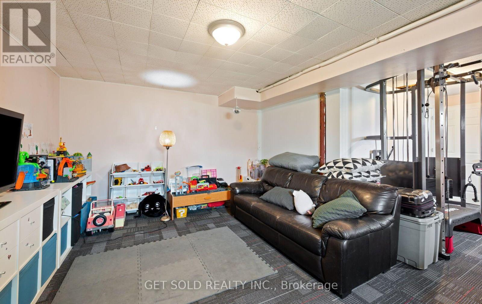 44 MANCROFT CRESCENT - 31