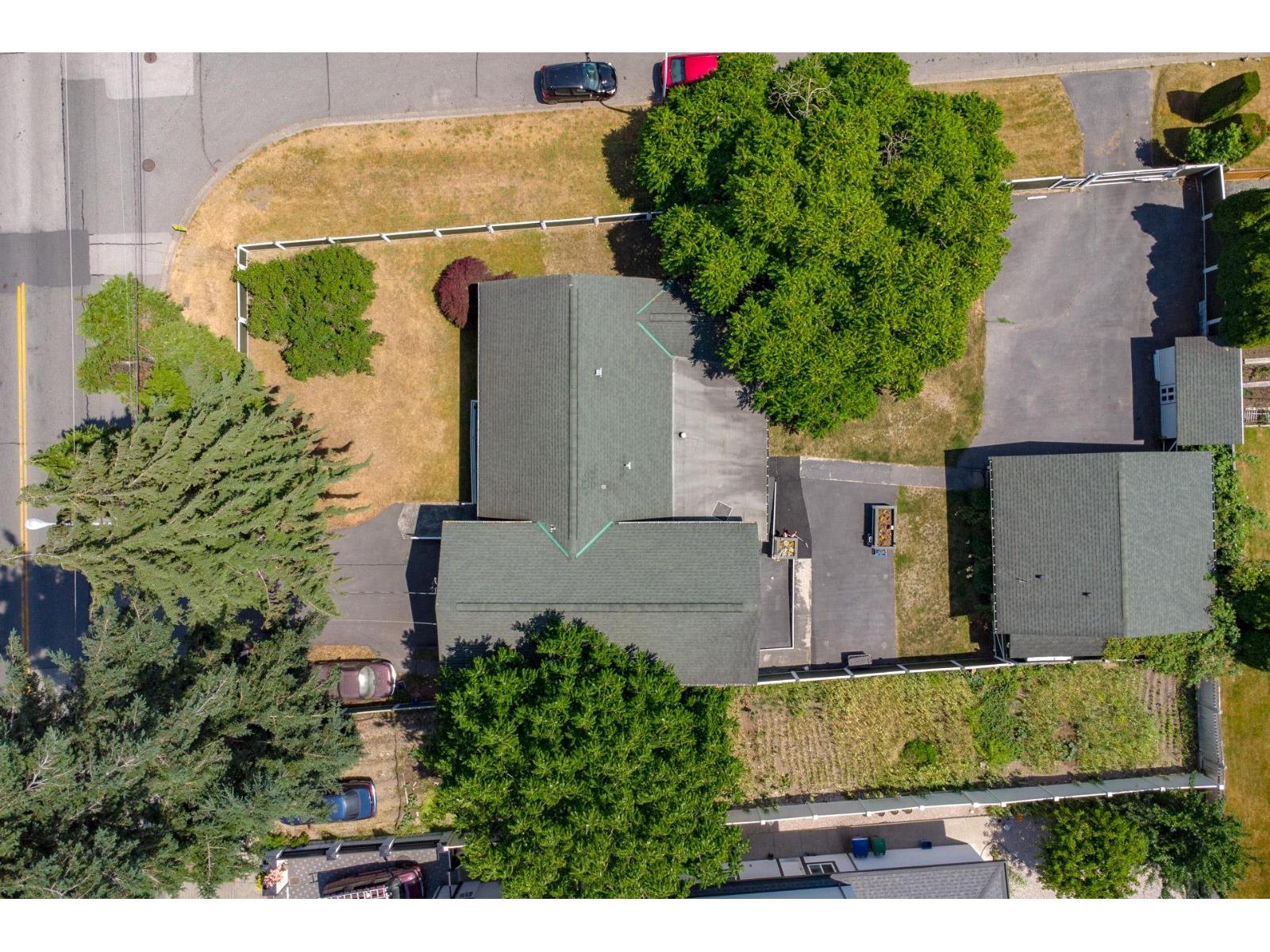 6 Bed, 3 Bath House for Sale in Surrey – 12488 92 AVENUE, Surrey – MLS# R3148700 - Image 11