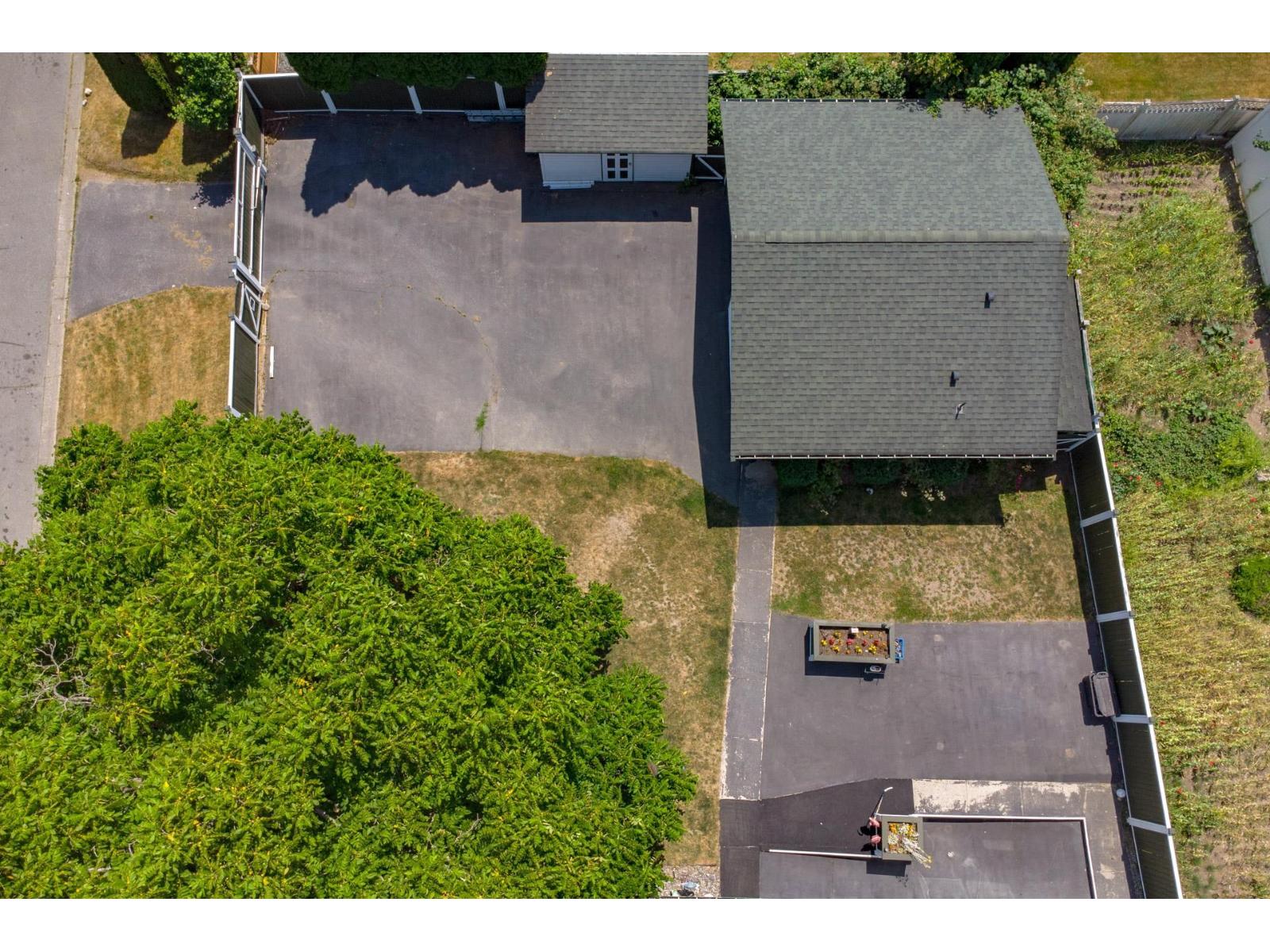 6 Bed, 3 Bath House for Sale in Surrey – 12488 92 AVENUE, Surrey – MLS# R3148700 - Image 10