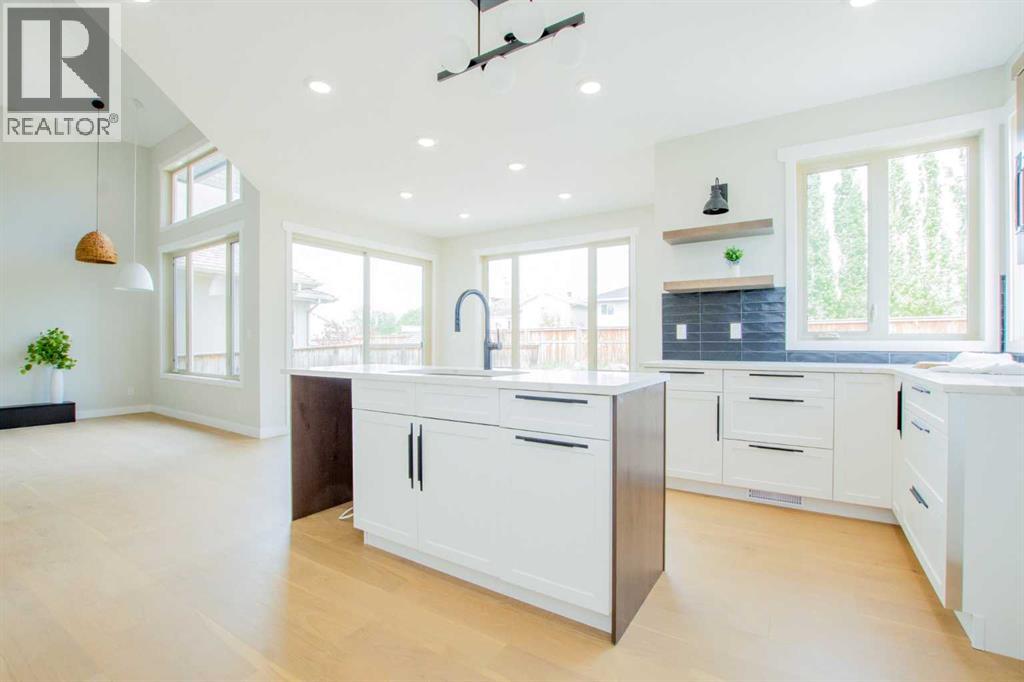 8862 60 Avenue - 9