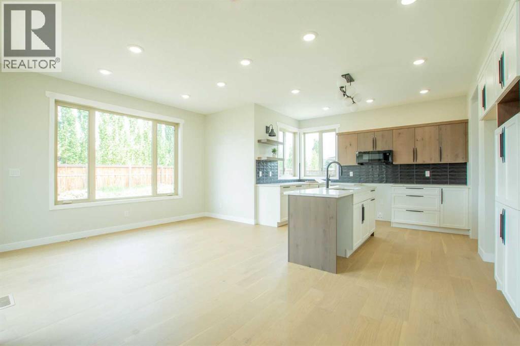 8862 60 Avenue - 5