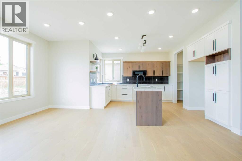 8862 60 Avenue - 6