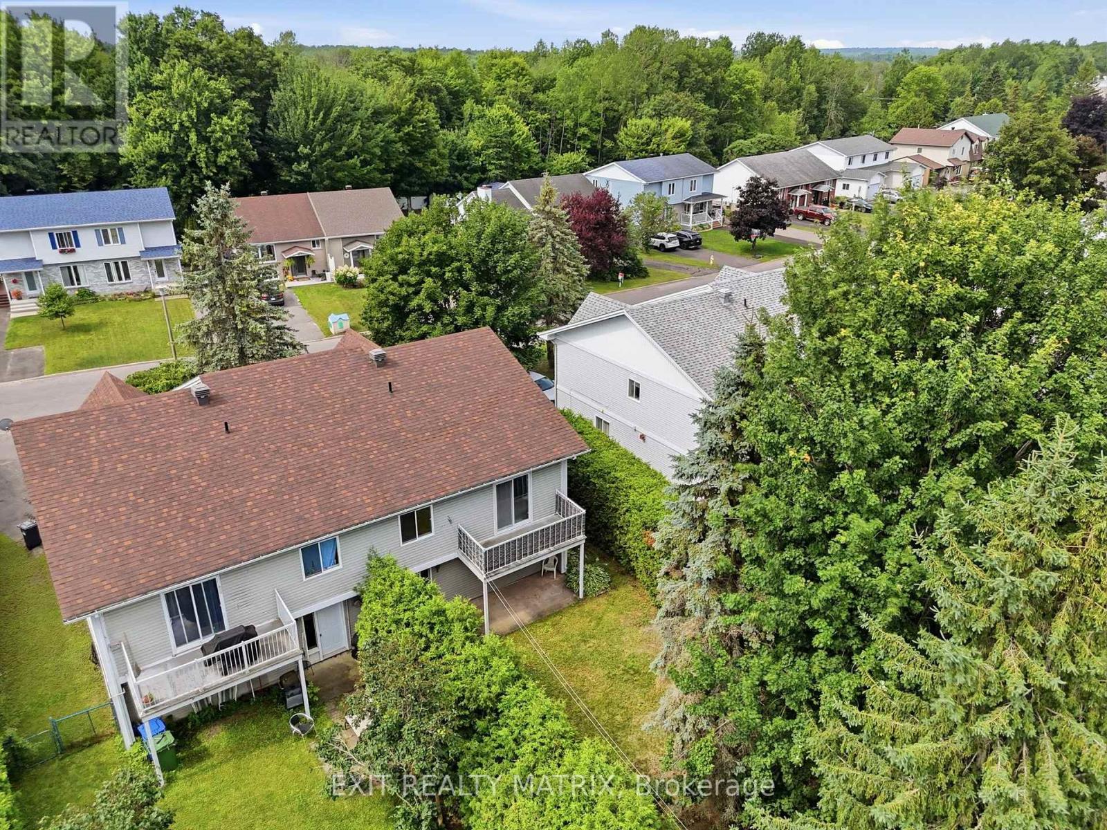 671 BERTHIAUME STREET - 32