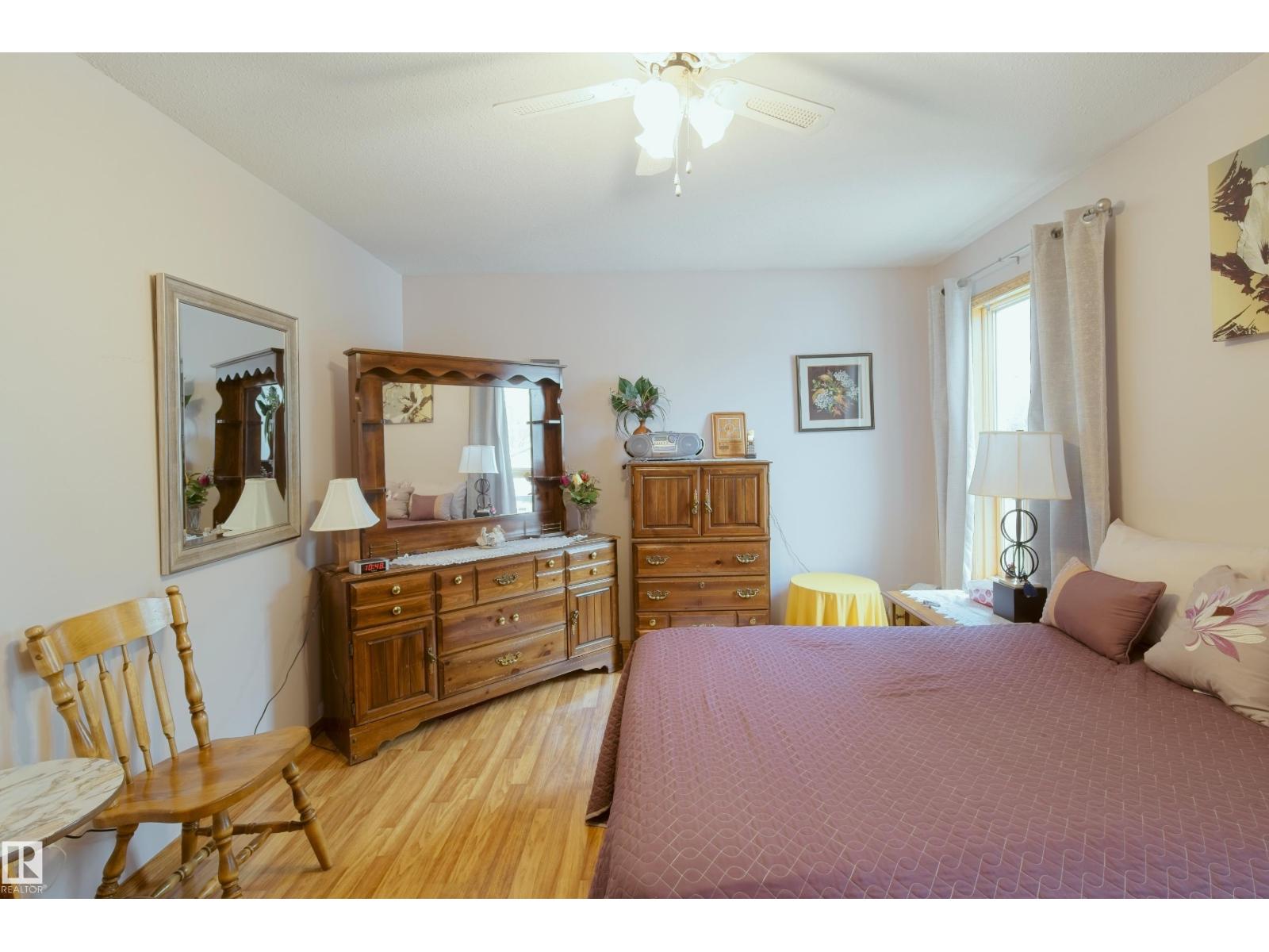 5020 47 ST - 25