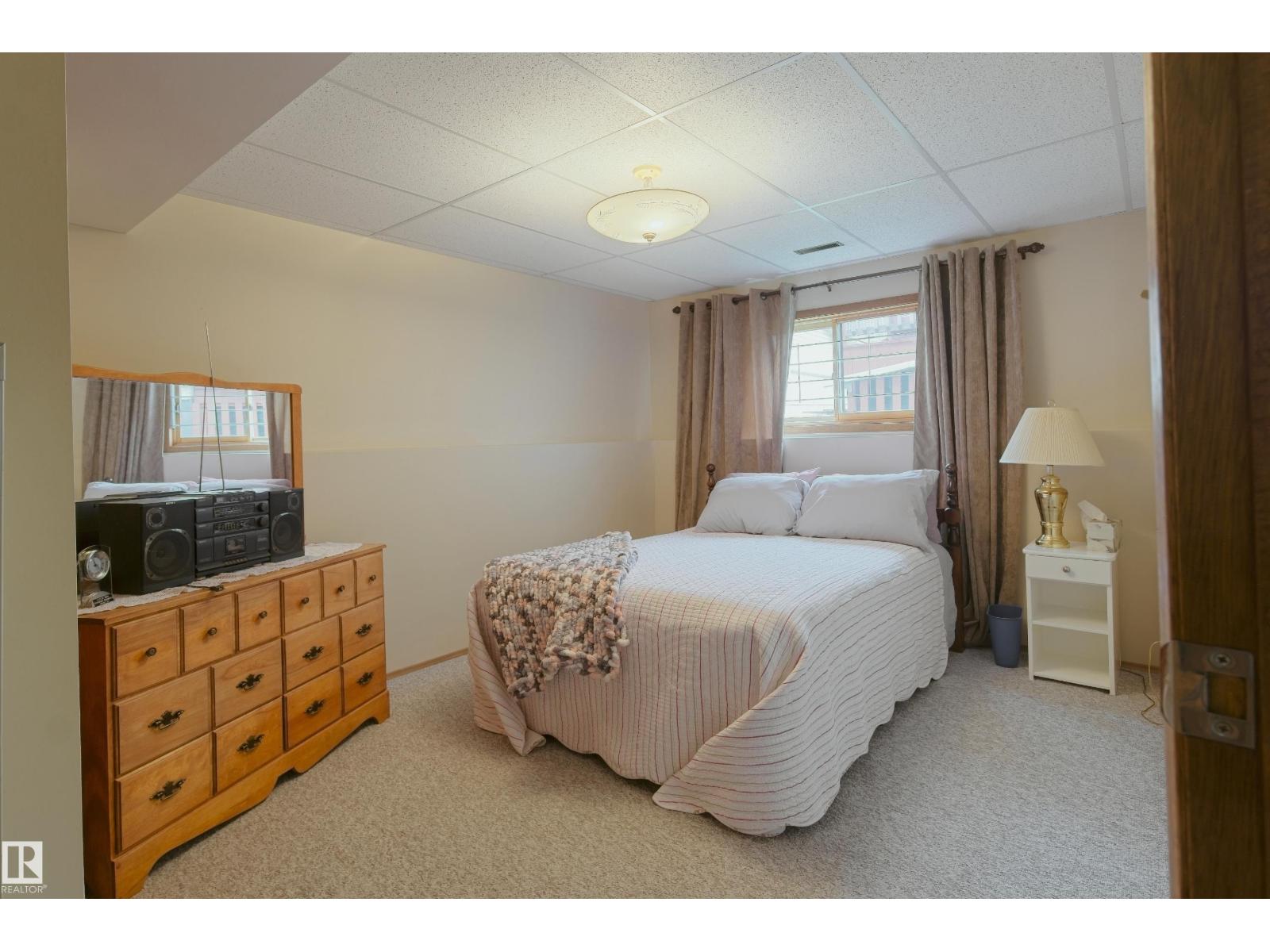 5020 47 ST - 38
