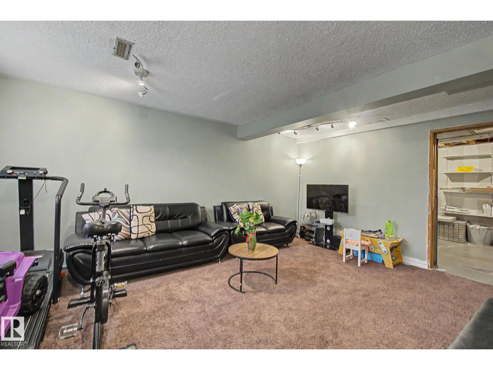 18407 95A AV NW - 33