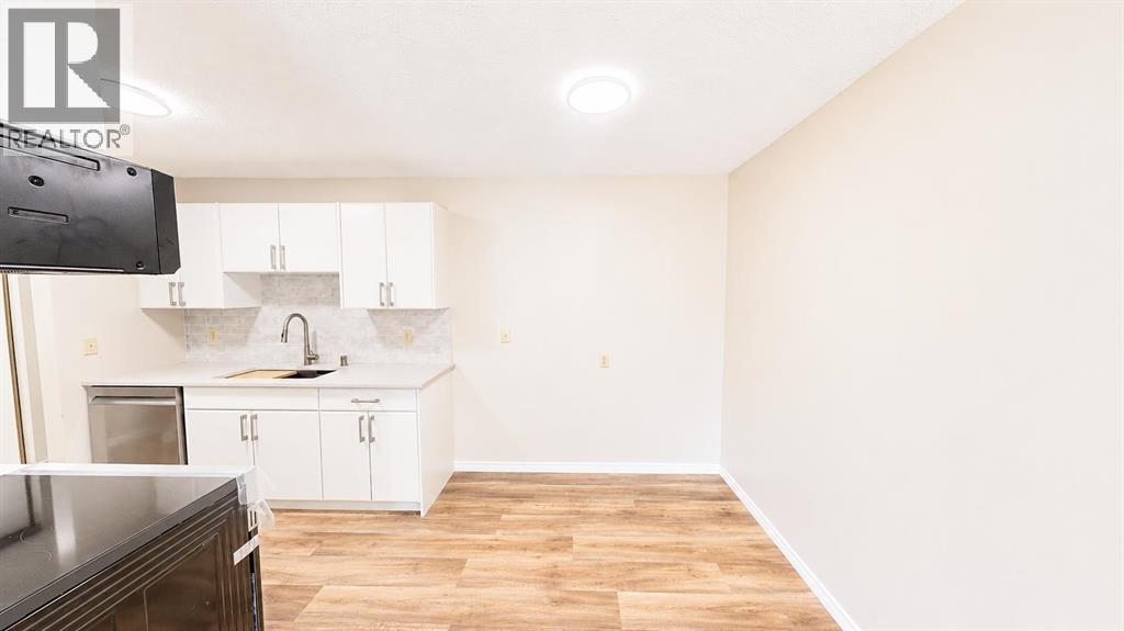 #107 405 Columbia Boulevard W - 5