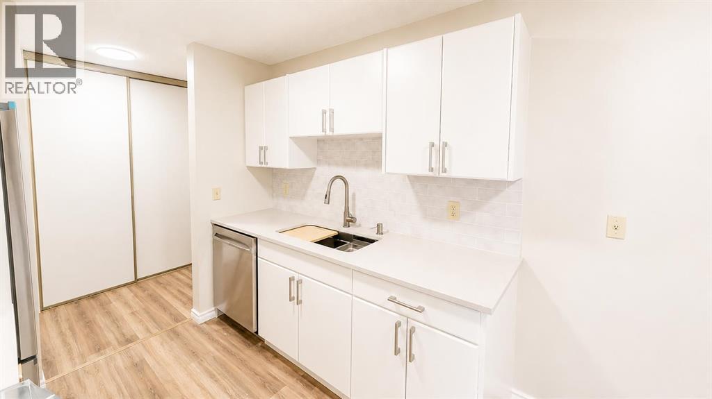 #107 405 Columbia Boulevard W - 1