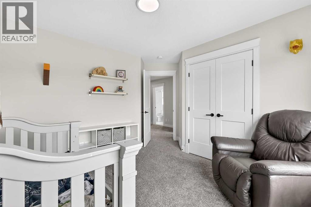 652 Reynolds Crescent SW - 34