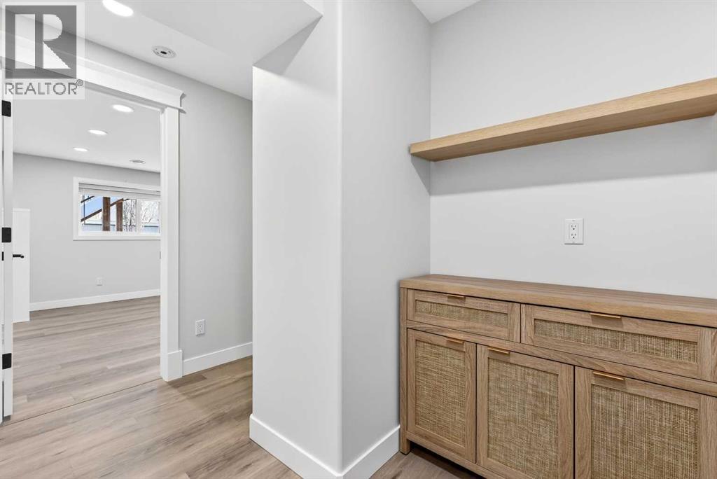 652 Reynolds Crescent SW - 40