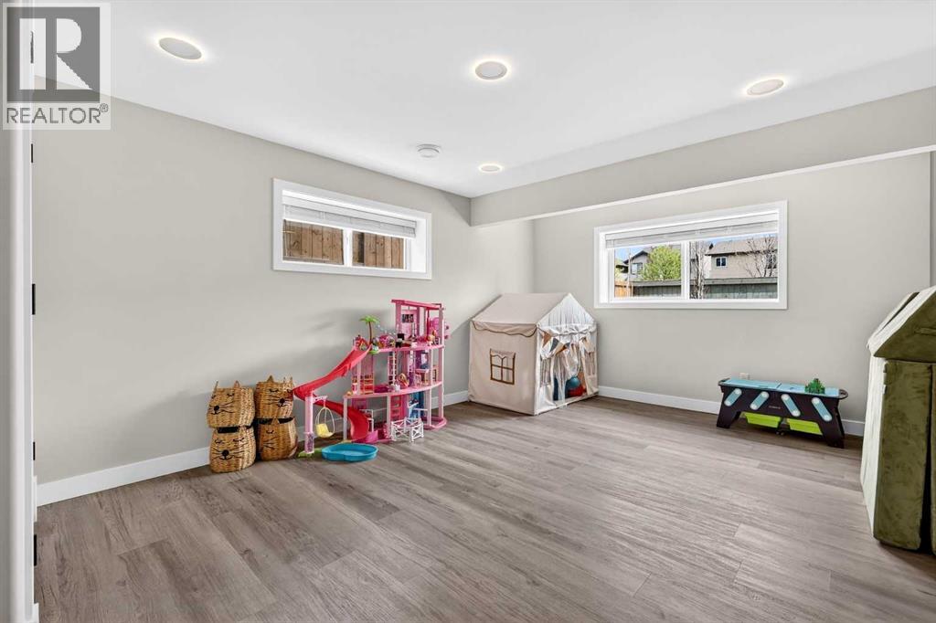 652 Reynolds Crescent SW - 41