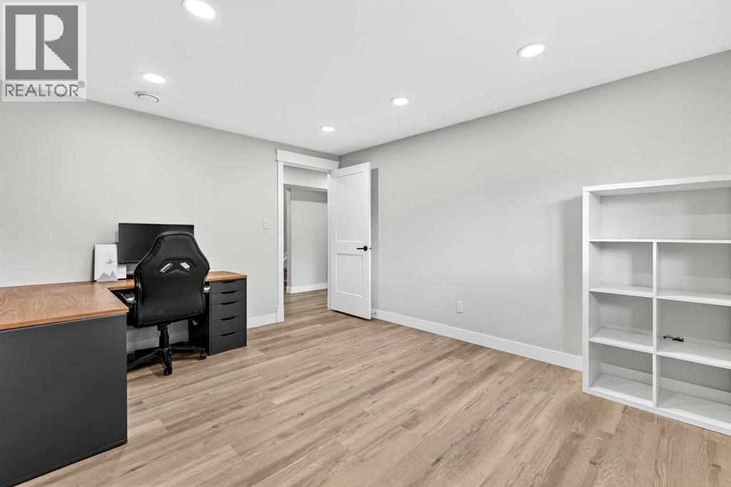 652 Reynolds Crescent SW - 45