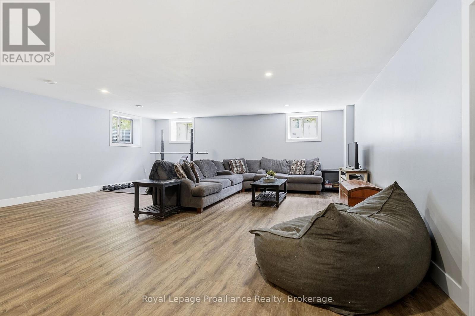 293 DOUGLAS ROAD - 31