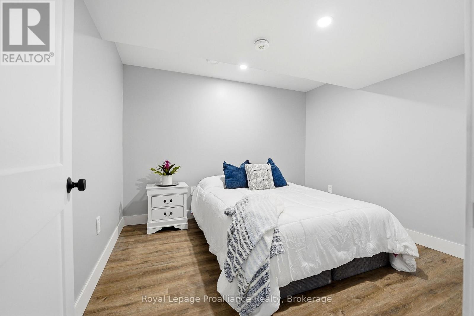 293 DOUGLAS ROAD - 33
