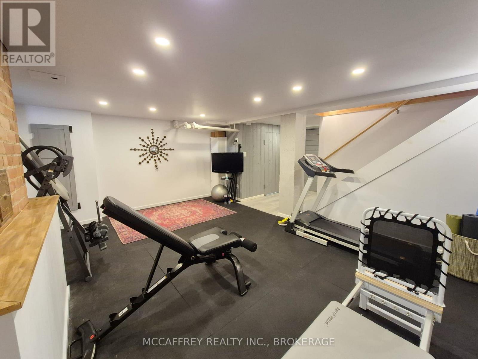 442 DUNDAS STREET W - 32