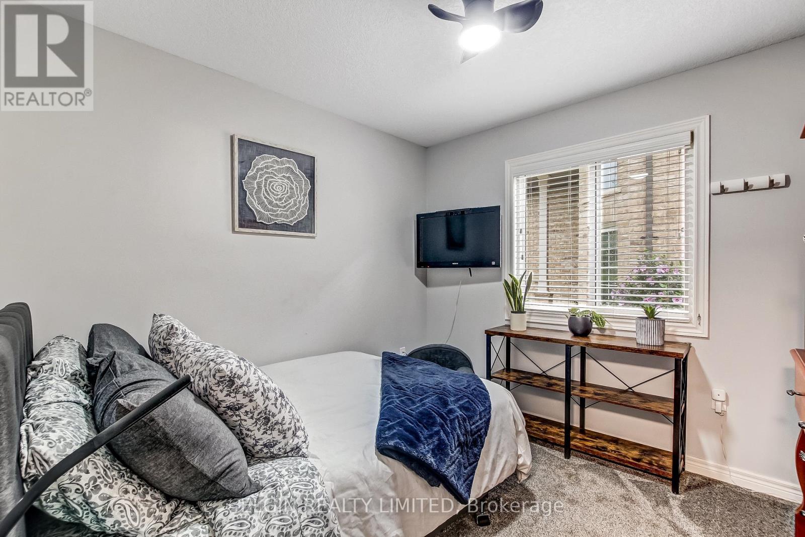 5 HAWTHORN COURT - 12