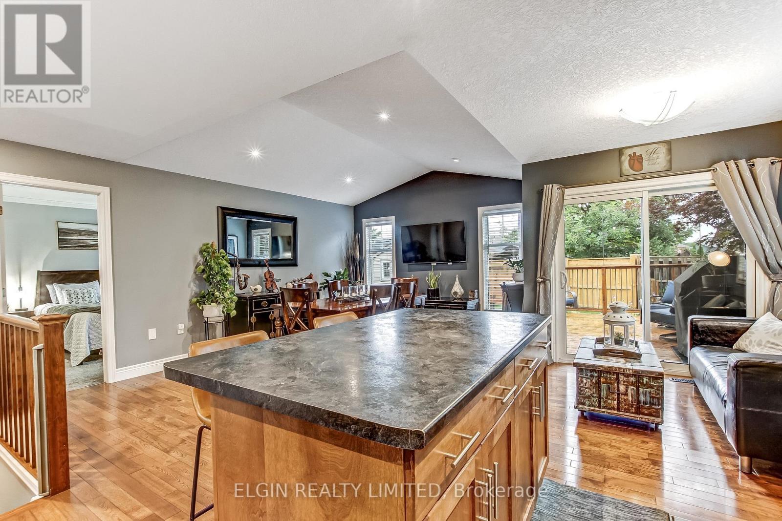 5 HAWTHORN COURT - 17