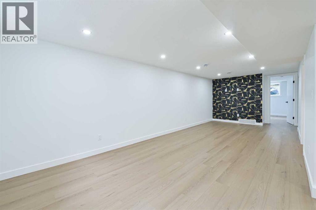 4940 45 Street SW - 32