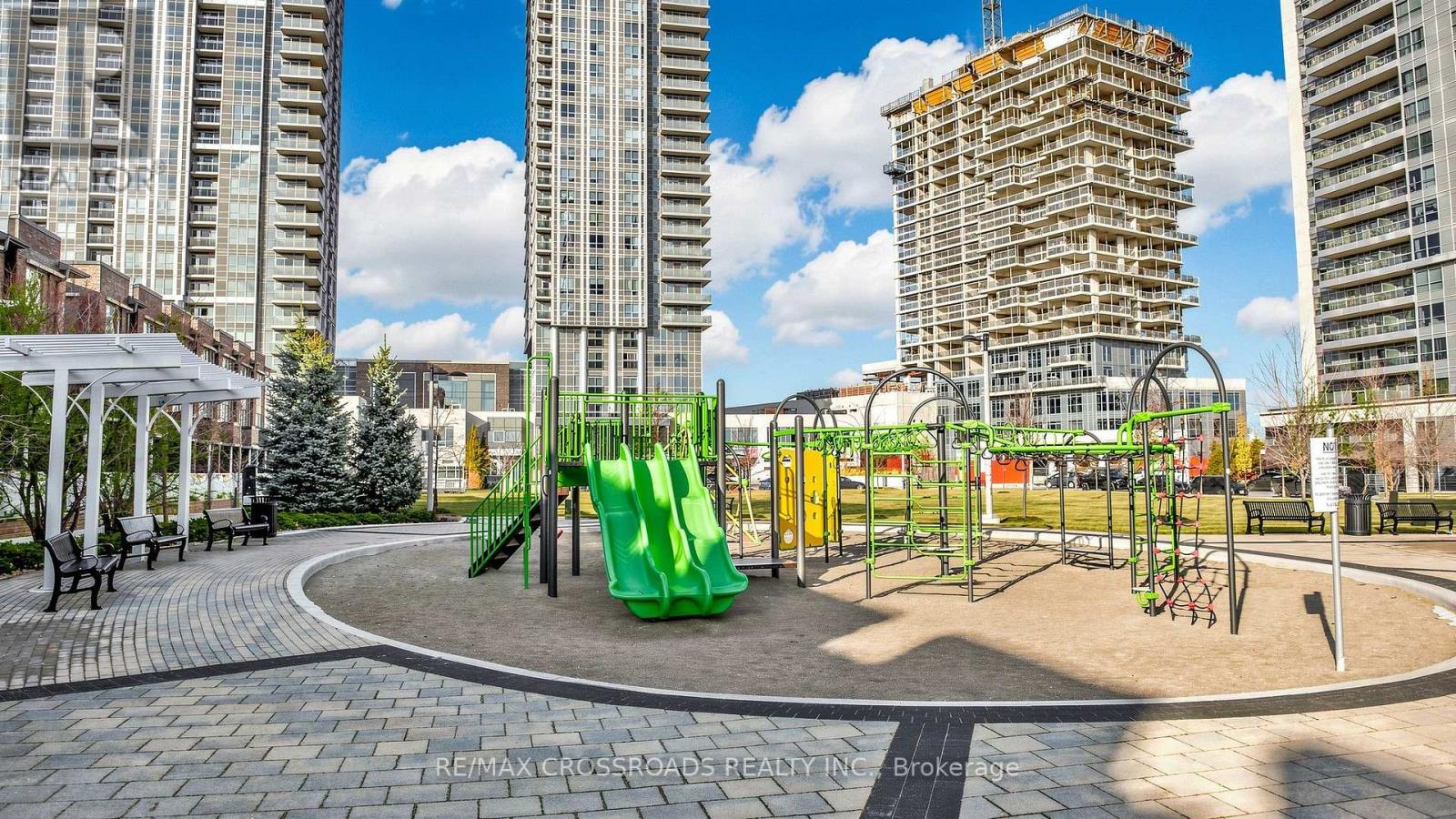 #525 275 VILLAGE GREEN SQUARE - 39