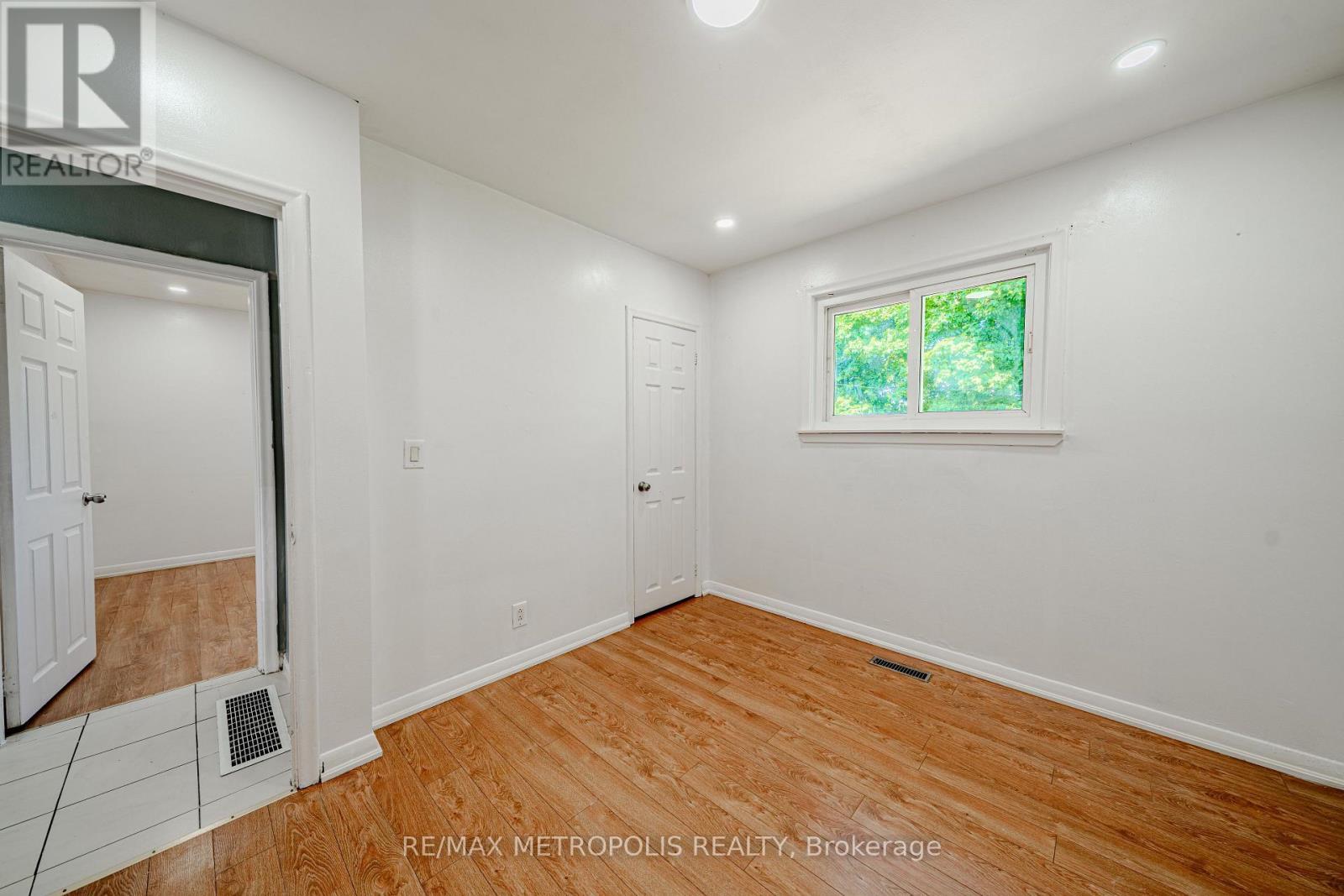 235 WAVERLY STREET S - 21