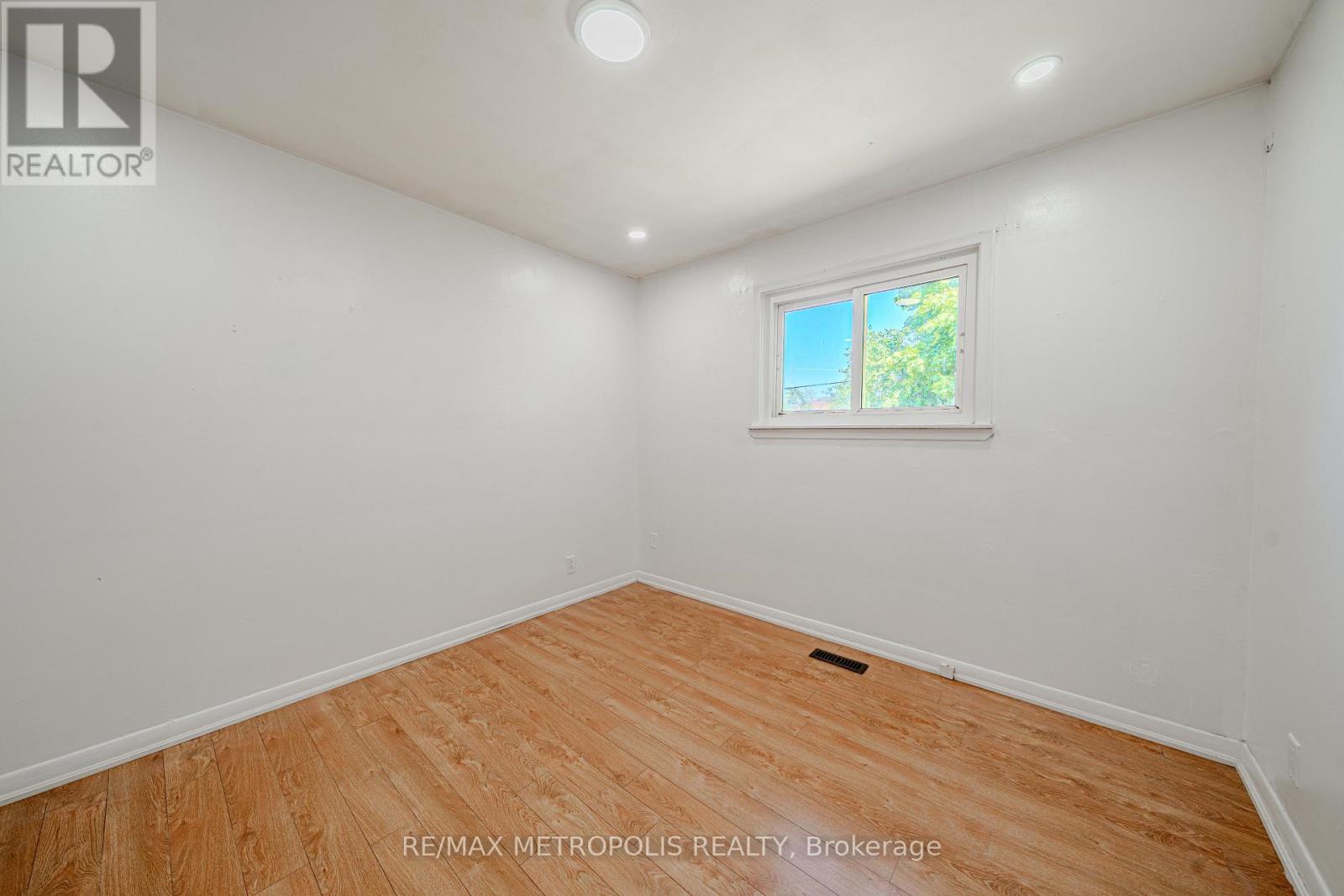 235 WAVERLY STREET S - 23