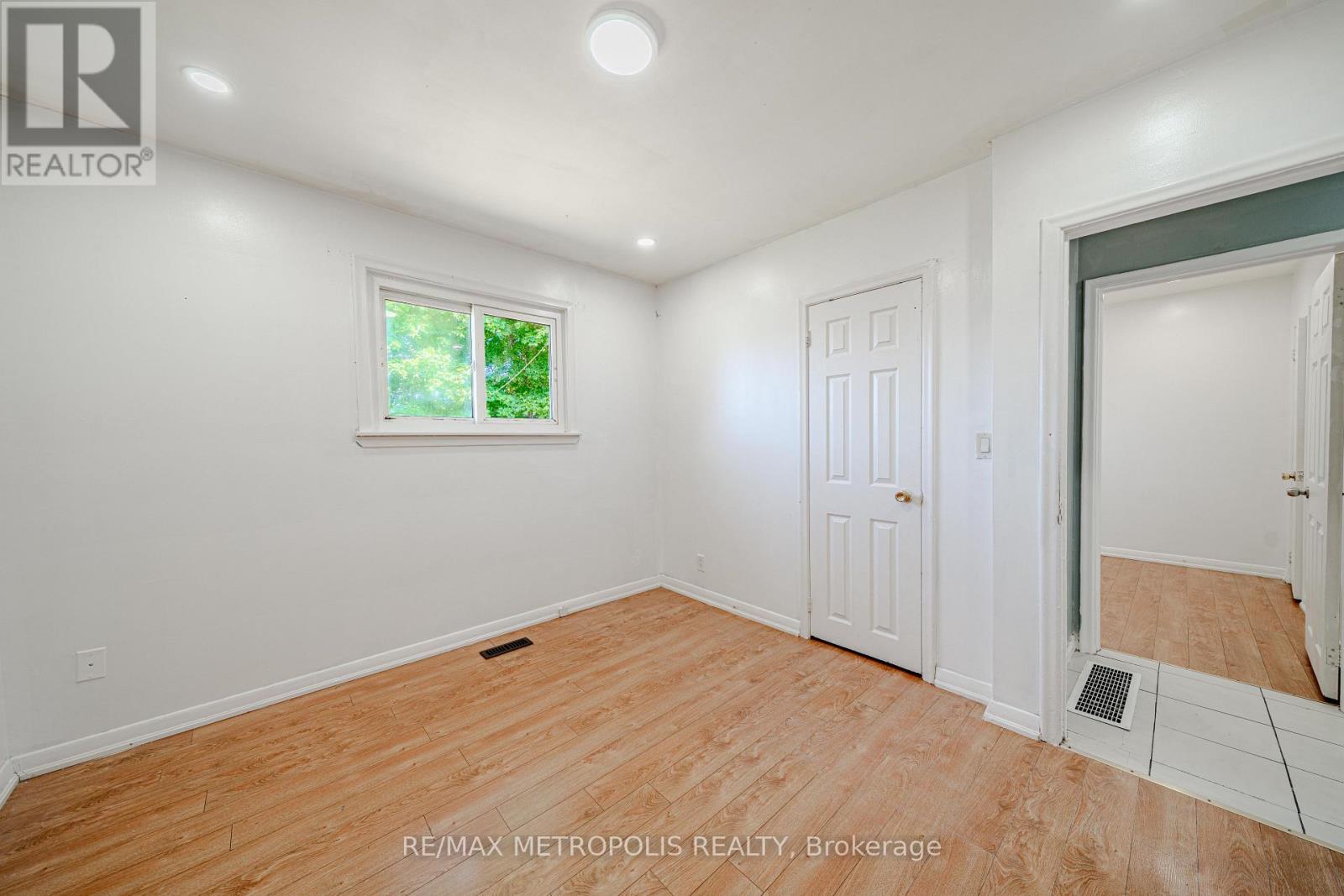 235 WAVERLY STREET S - 25