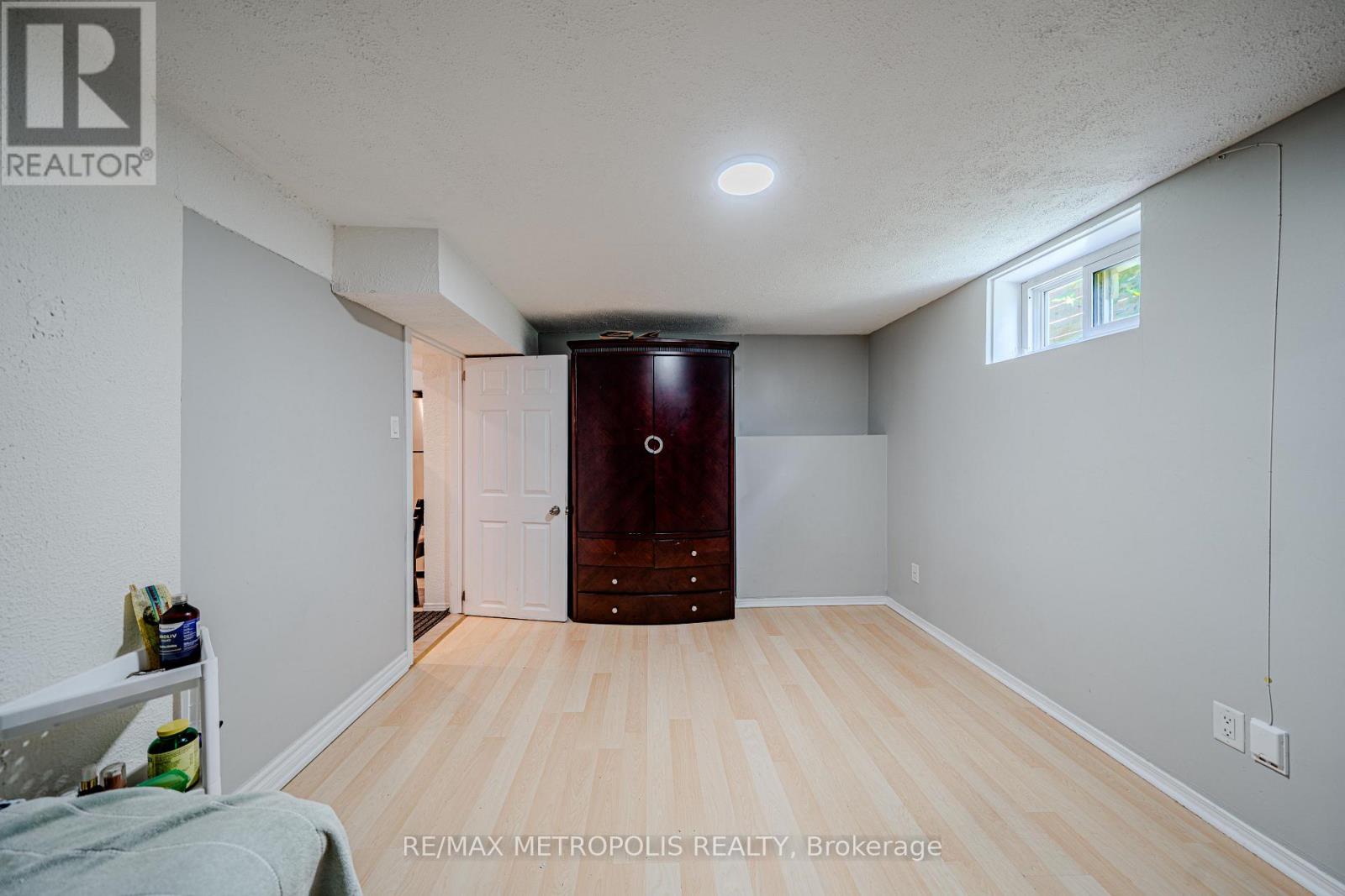 235 WAVERLY STREET S - 32