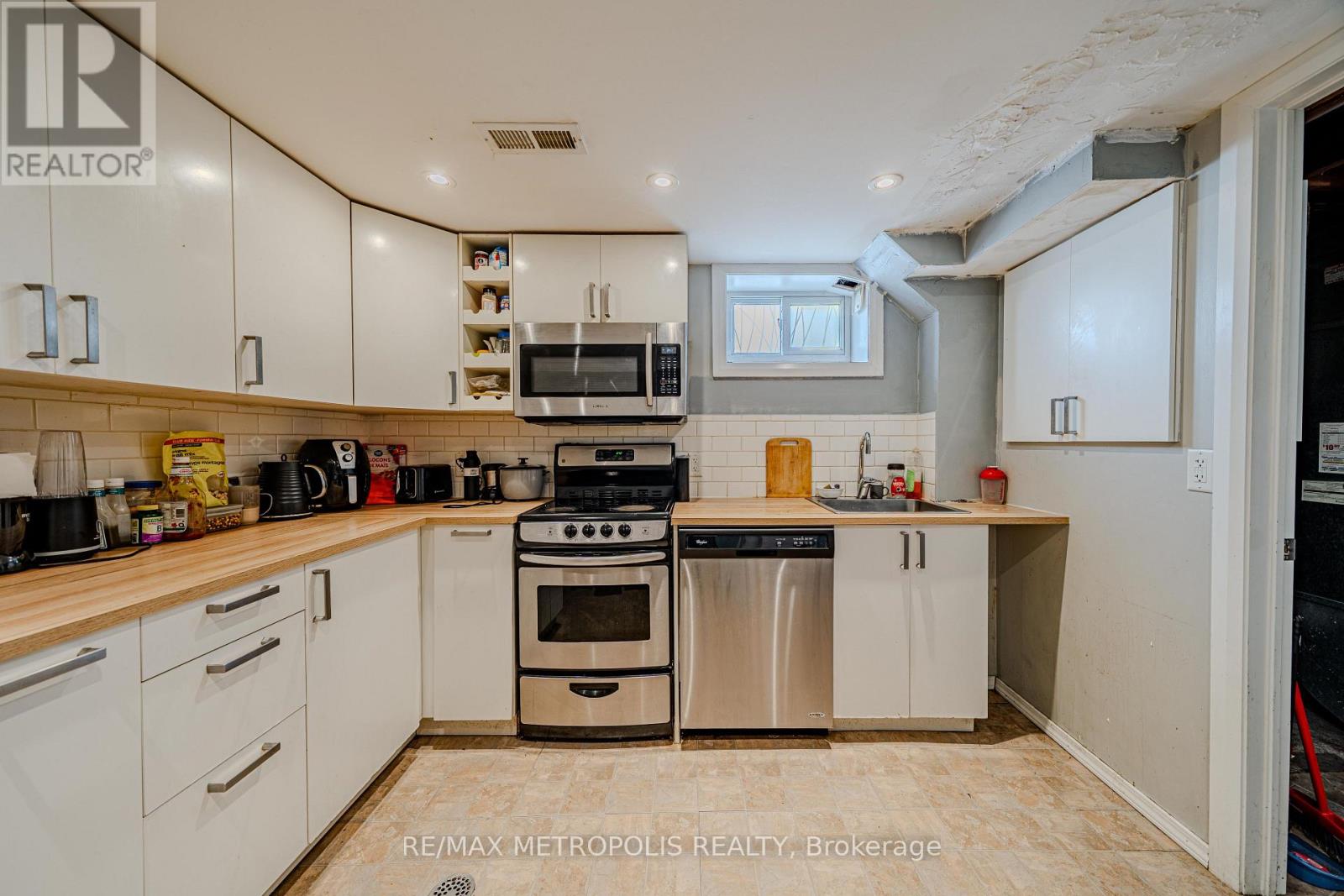 235 WAVERLY STREET S - 34