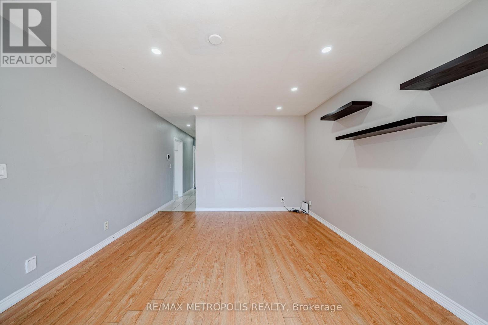 235 WAVERLY STREET S - 7