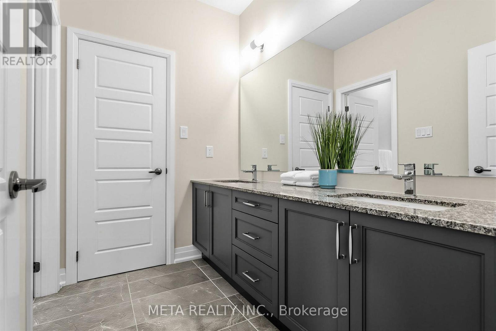 56 KLEES CRESCENT - 32