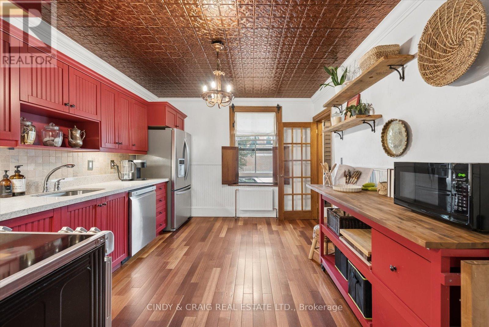 443 VICTORIA STREET - 8