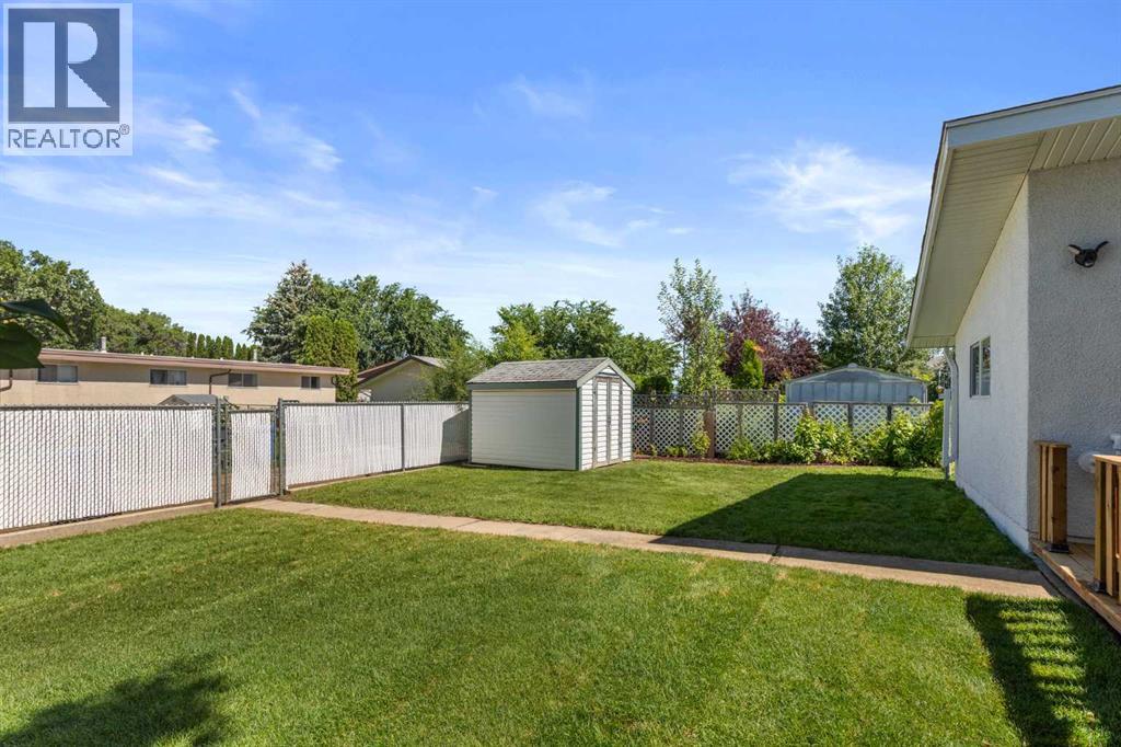 2668 Thompson Crescent SE - 43