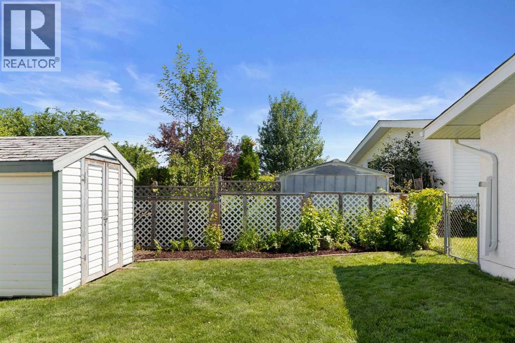 2668 Thompson Crescent SE - 44