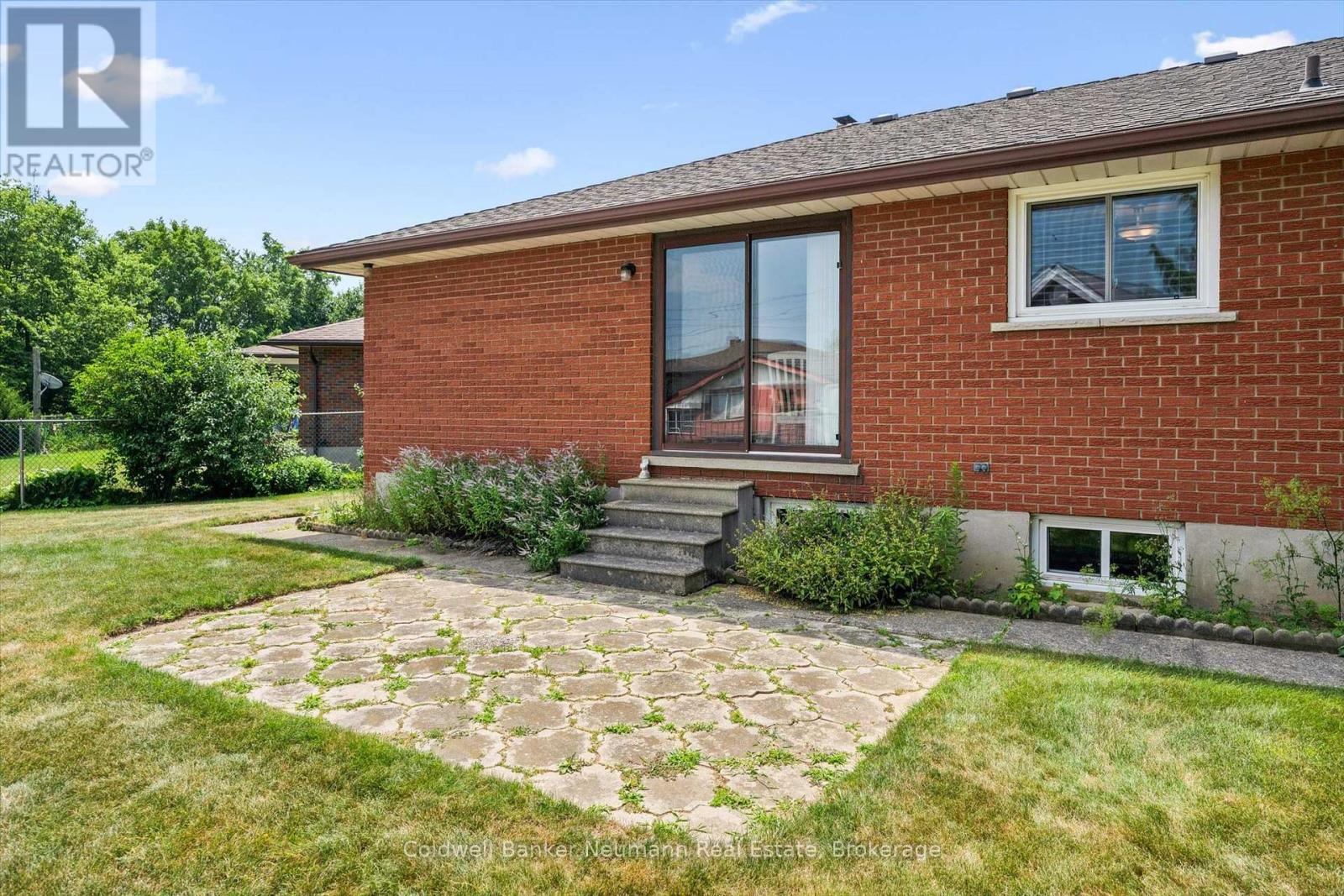 10 KARA LEE COURT - 37