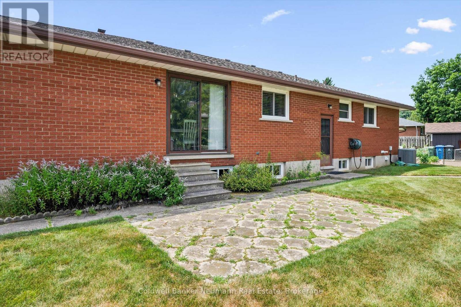 10 KARA LEE COURT - 38