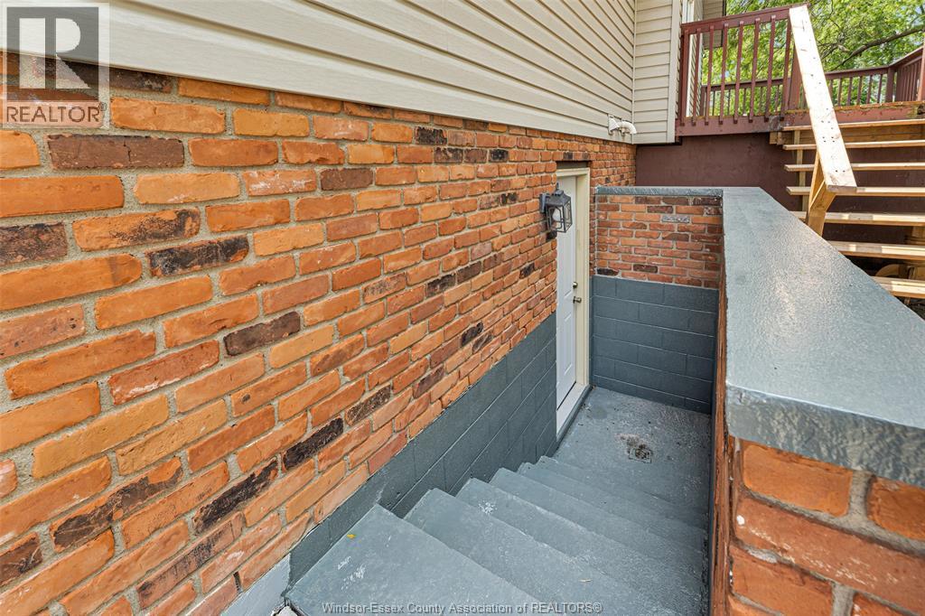 201 MAPLEWOOD DRIVE - 9