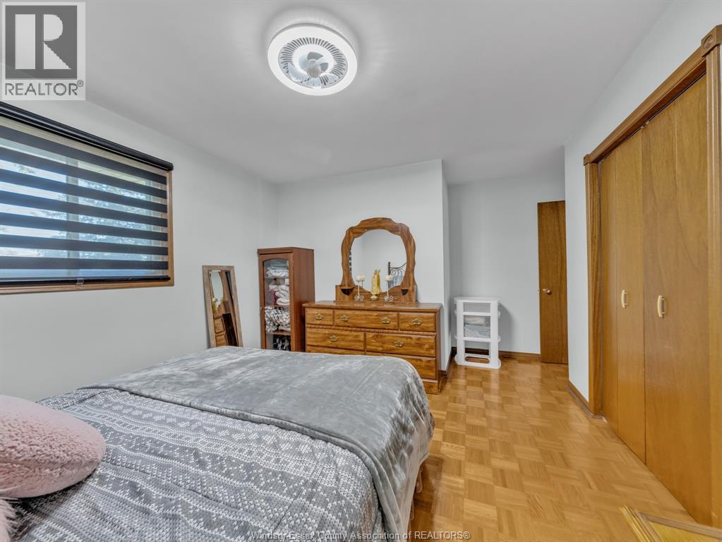 24 CAMELOT AVENUE - 27