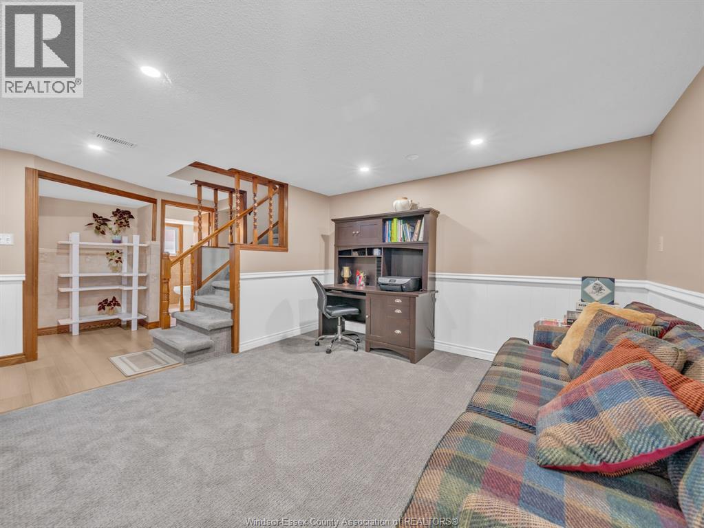 24 CAMELOT AVENUE - 32