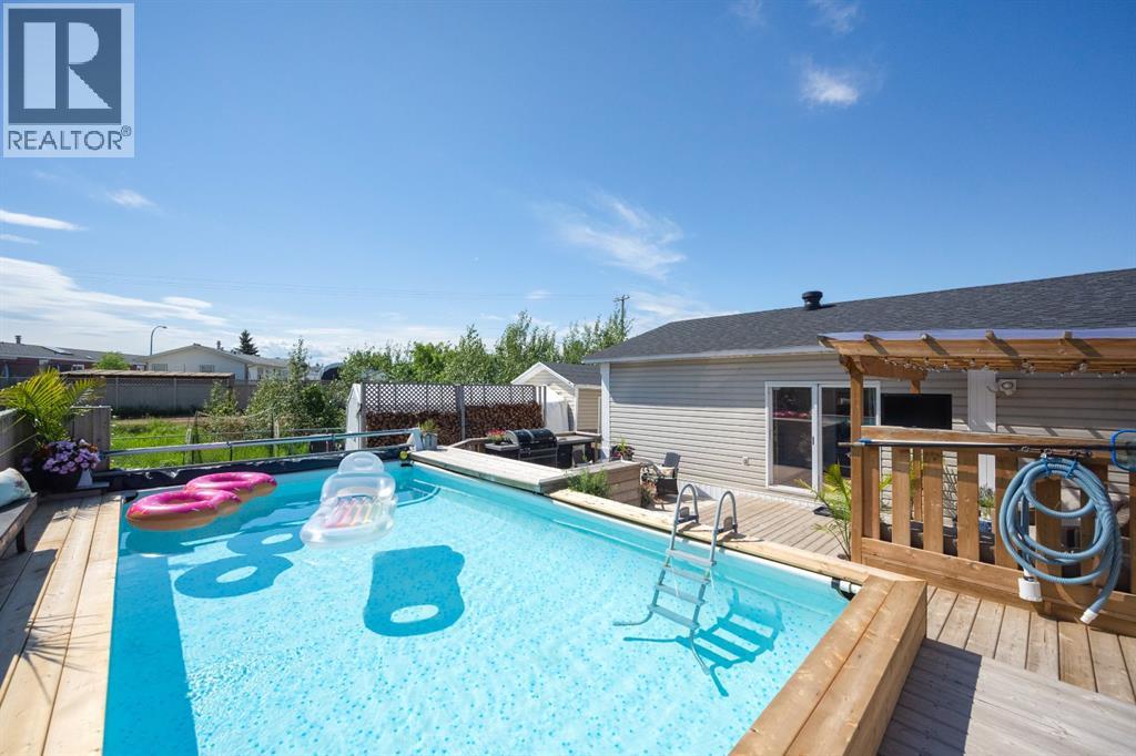 240 Grandview Crescent - 1