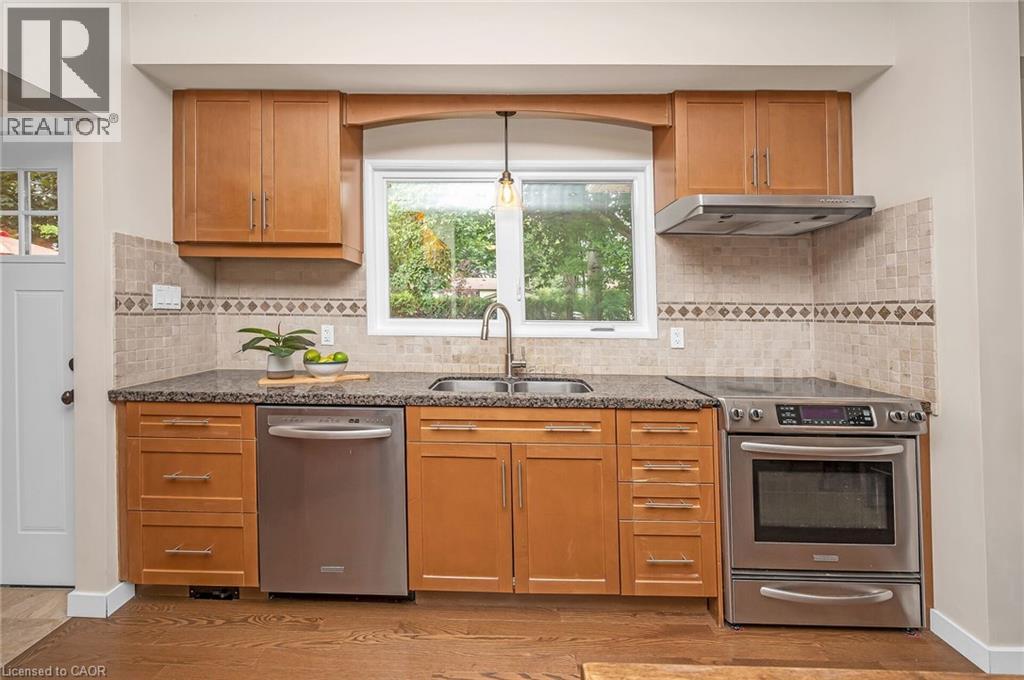 285 SURREY Drive - 13
