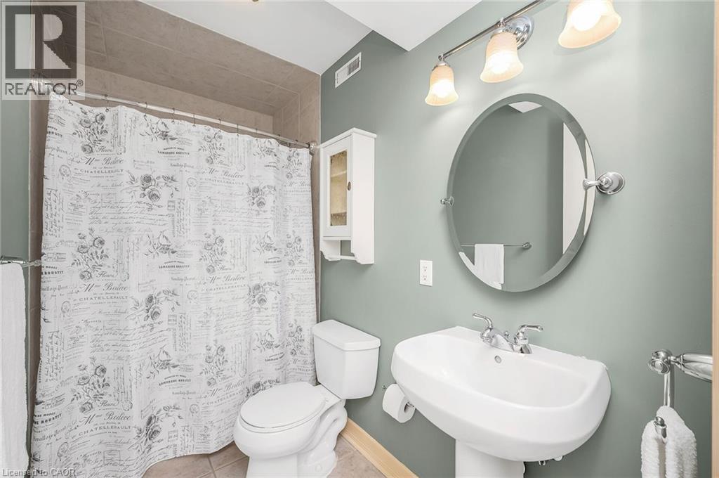 285 SURREY Drive - 21
