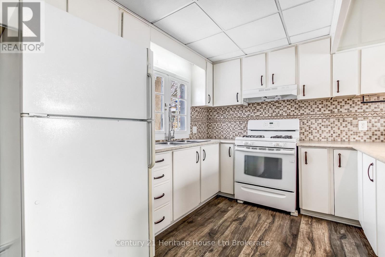 152 CHARLES STREET E - 11
