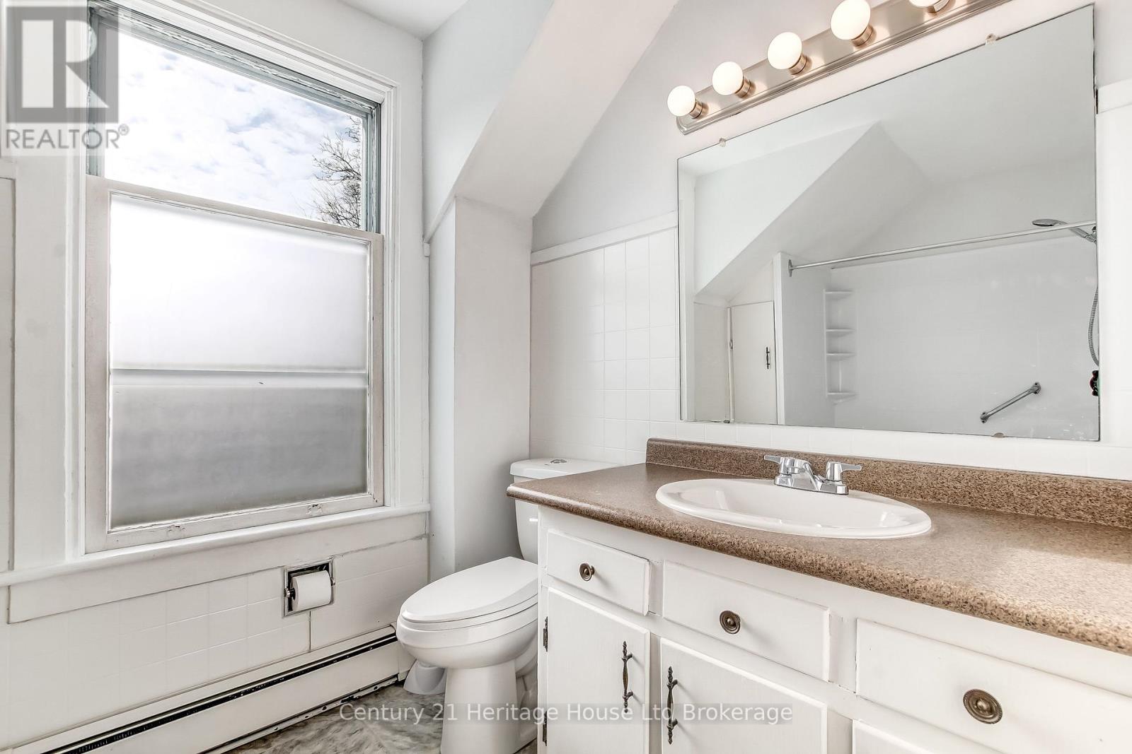 152 CHARLES STREET E - 23