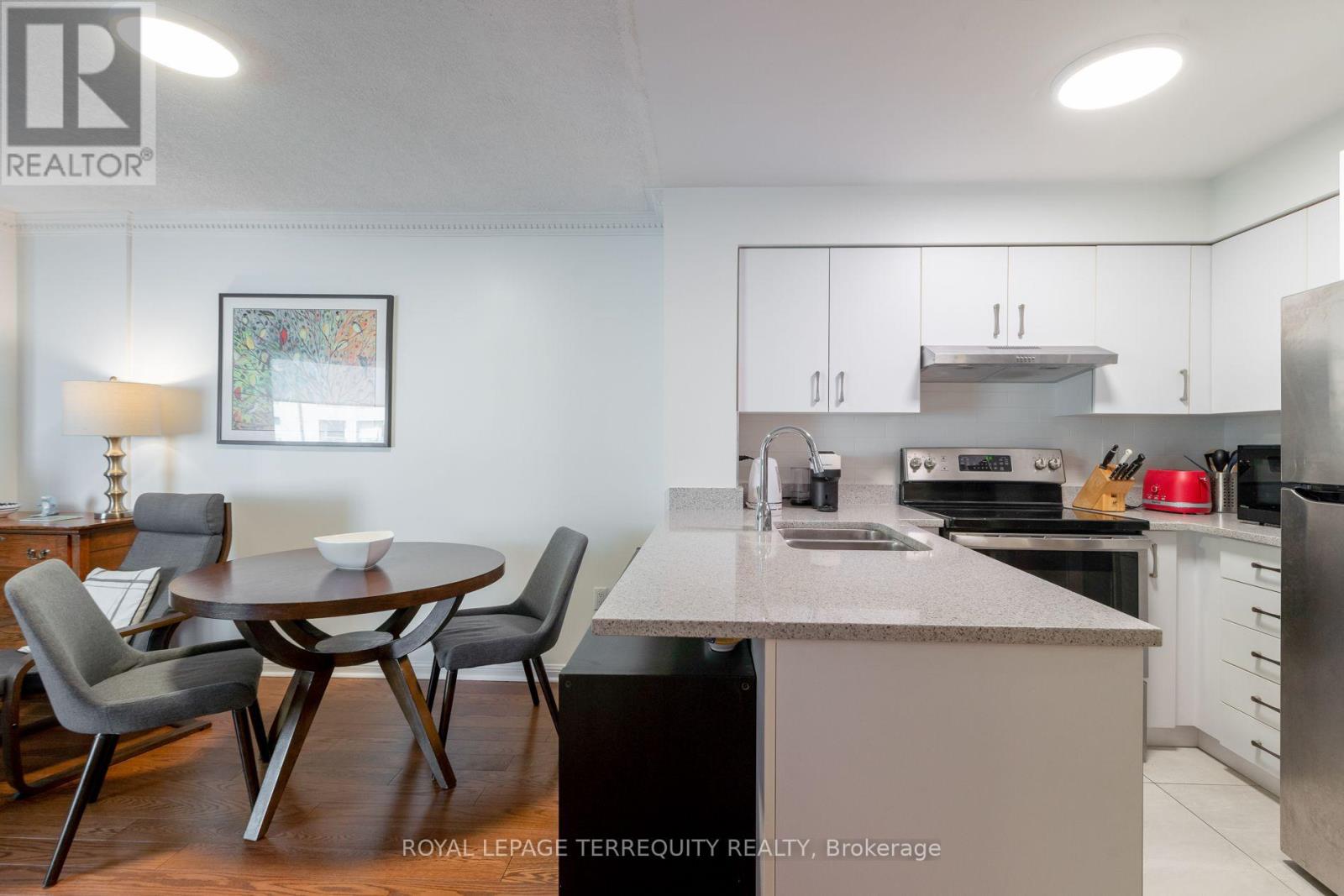 #513 109 FRONT STREET E - 11